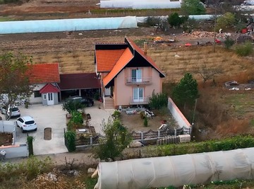Naša pevačica (31) sa DVA TANJIRA otišla IZ SELA u BEOGRAD, ČISTILA SVINJAC I PLEVILA LUK, a danas žari estradom i poseduje bogatstvo!