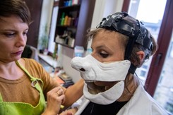 Nietypowe maski w 'Przygodach Mikołajka' na scenie Teatru Arlekin w Łodzi