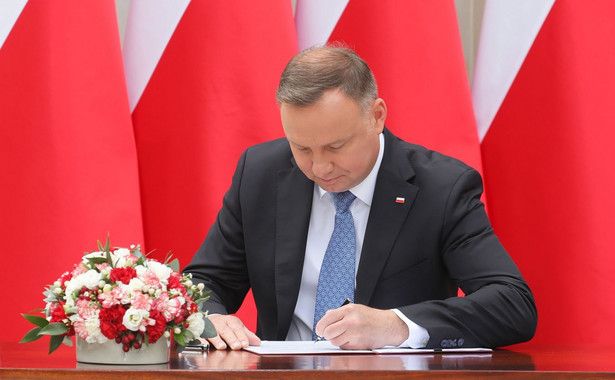 Andrzej Duda podpisuje