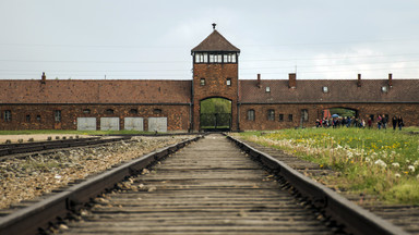 Dwóch uczniów z Niemiec "hajlowało" podczas wycieczki do Auschwitz. Jest śledztwo
