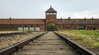 Dwóch uczniów z Niemiec "hajlowało" podczas wycieczki do Auschwitz. Jest śledztwo