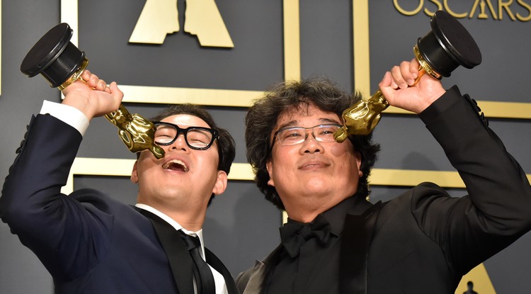 Bong Joon-ho és Han Jin-won, az Élősködők rendezője és forgatókönyvírója az Oscar-díjaikkal