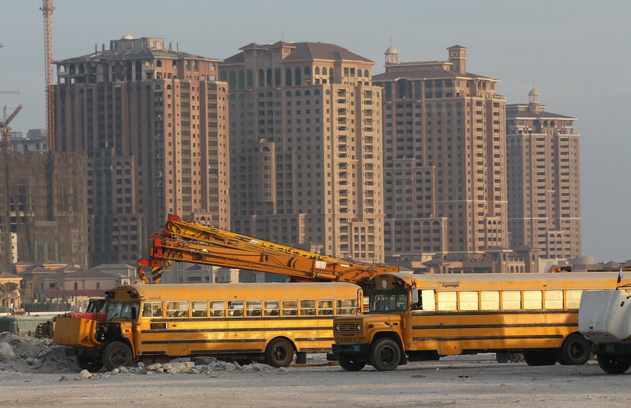 Migranci są dowożeni na budowy amerykańskimi autobusami szkolnymi