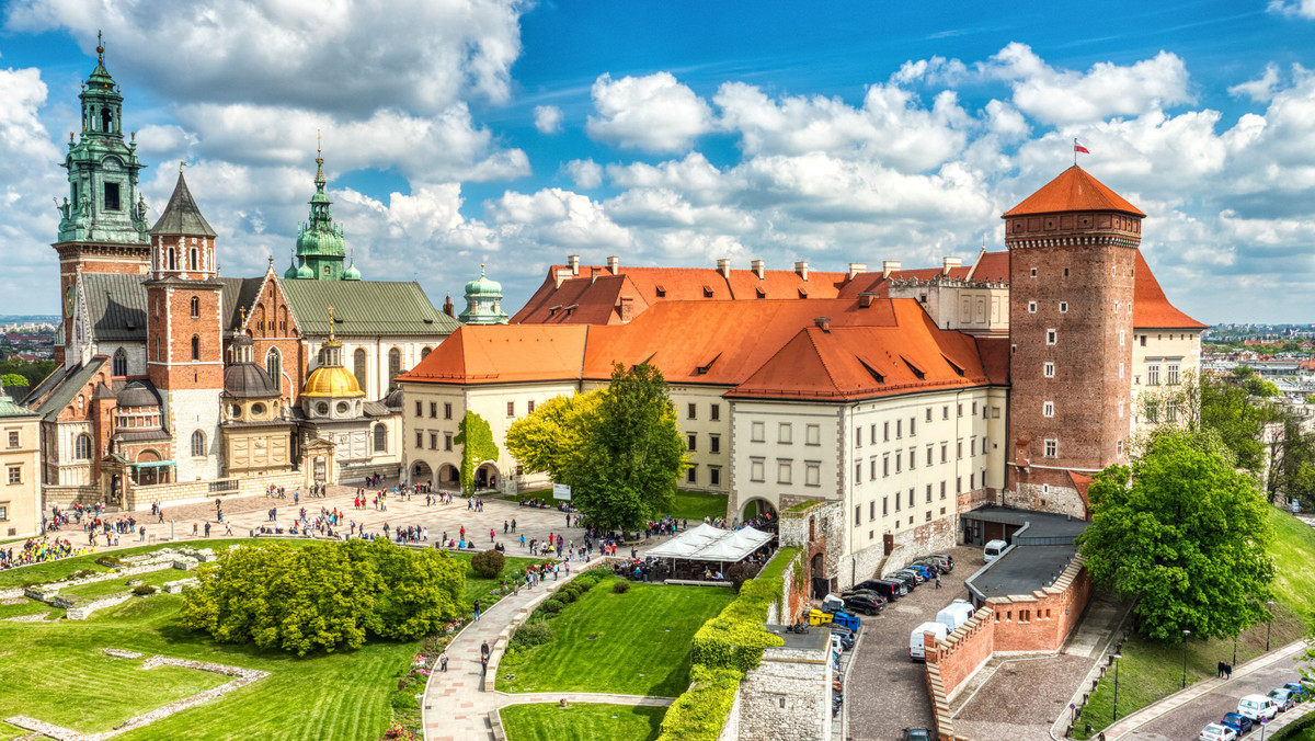 W ocenie Polaków zabytki to przede wszystkim architektura, którą należy chronić ze względu na jej dużą wartość historyczną i kulturową. Jednak 61 proc. społeczeństwa nie wie, jak zareagować na przestępstwa przeciwko zabytkom i jak można im przeciwdziałać – to wnioski z badania przeprowadzonego przez pracownię Spotlight Research na zlecenie Narodowego Instytutu Dziedzictwa. Jest to jeden z elementów kampanii społecznej "Zabytki to Twoje dziedzictwo. Nie pozwól niszczyć. Reaguj!" prowadzonej przez NID, która ma zwrócić uwagę społeczeństwa na aspekt ochrony zabytków przed wandalizmem i zniszczeniem.