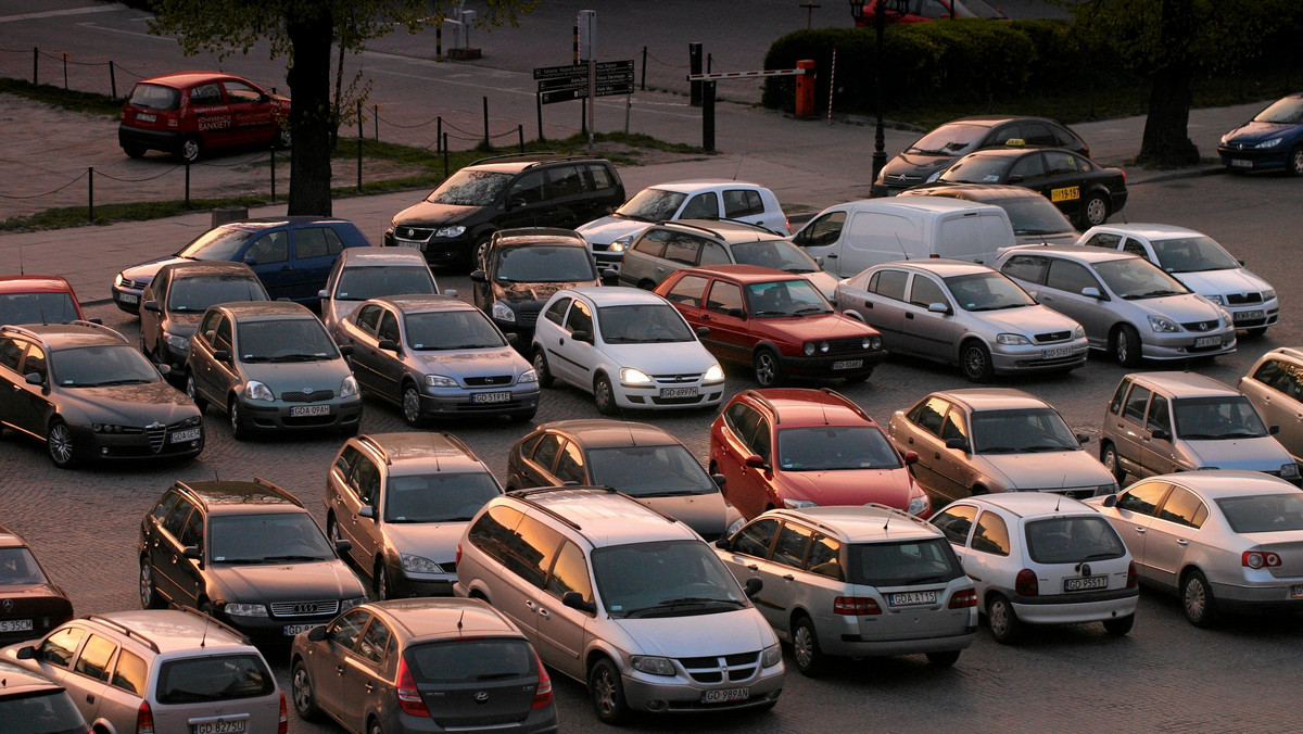 Toruńskich kierowców czekają zmiany w miejskiej przestrzeni parkingów. Na ul. św. Jakuba powstanie kilka dodatkowych miejsc parkingowych - czytamy na stronach internetowych Miejskiego Zarządu Dróg w Toruniu.