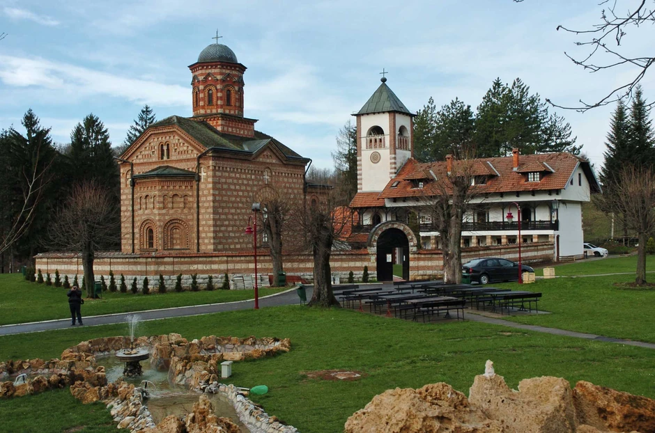 Pešačka staza u kanjonu Gradca nalazi se između manastira Ćelije i Lelić