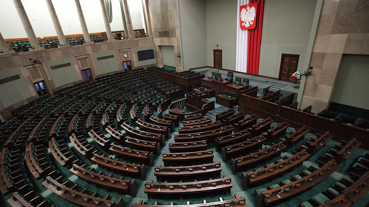 Gdyby wybory parlamentarne odbyły się w kwietniu PO mogłaby liczyć na poparcie 29 proc. badanych przez CBOS osób deklarujących udział w głosowaniu. Na PiS zagłosowałoby 22 proc. respondentów. W Sejmie znalazłyby się też: SLD (9 proc.), Ruch Palikota (6 proc.) oraz PSL (5 proc.).