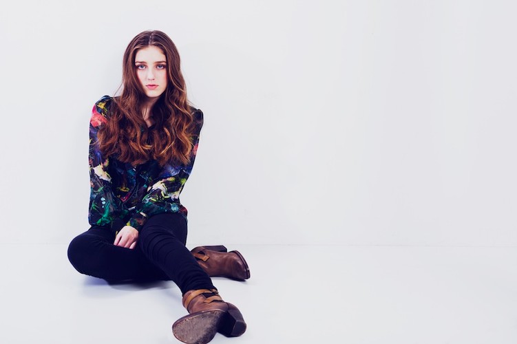 Birdy na zdjęciach z sesji do albumu 'Fire Within'