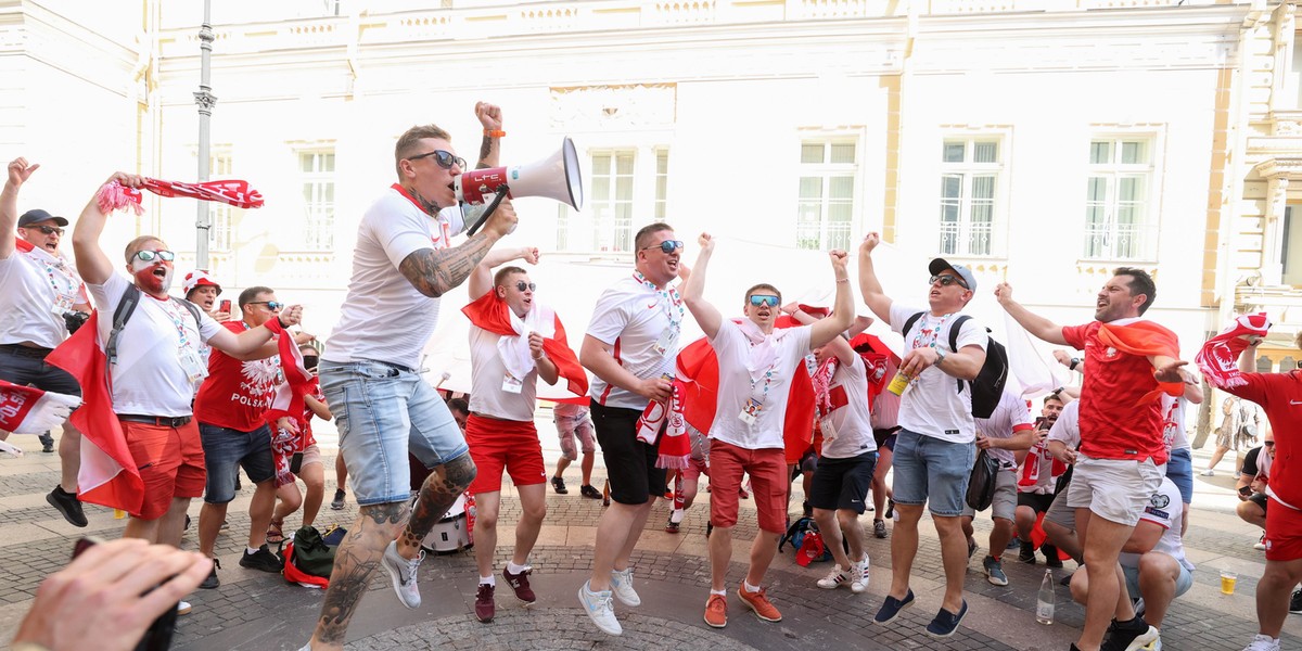 Polscy kibice opanowali Sankt Petersburg przed meczem Polska - Szwecja na Euro 2020.