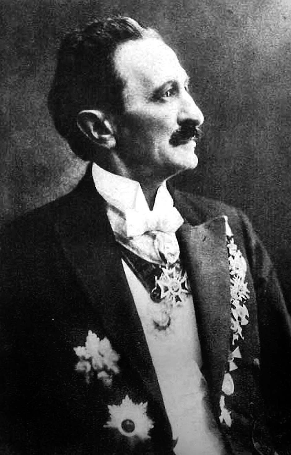 Nušić je bio izuzetno bogata, snažna i svestrana ličnost i logična je tvrdnja "kakav je život vodio, takav je i grob". Znajući Nušićev smisao za humor i originalnost duha, hteo je da se još jednom našali