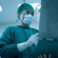 Szeretnénk, de nincs vége: úgy tűnik, kétcsúcsos lesz az omikronhullám
