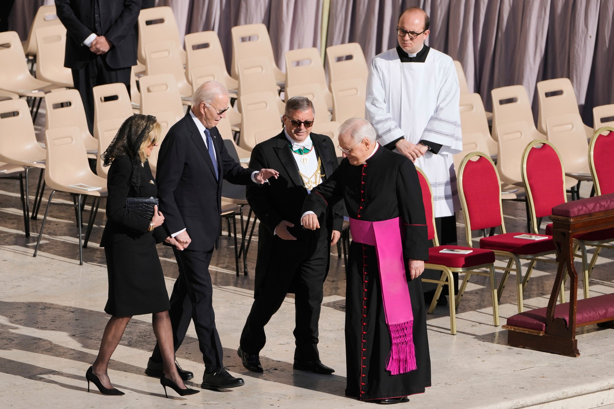 Bývalý prezident Joe Biden a jeho manželka Jill prichádzajú na pohreb pápeža Františka na Námestí svätého Petra vo Vatikáne.