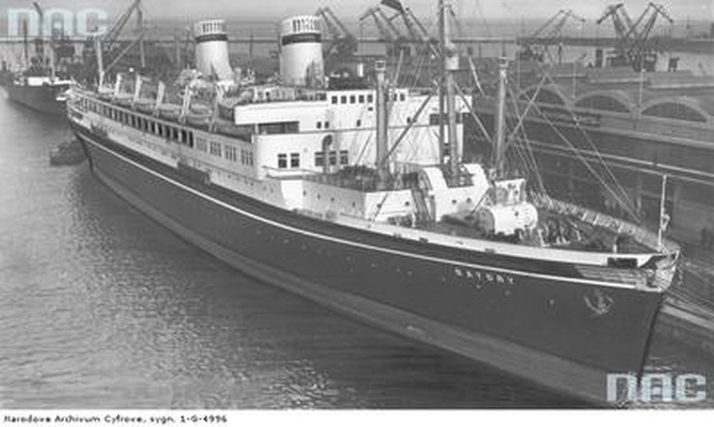 Stępkę pod "Batorego" położono 1 maja 1934 roku. Statek w chwili oddania do użytku mógł przewozić blisko 800 pasażerów i 1200 ton ładunku. Statek posiadał 7 pokładów.