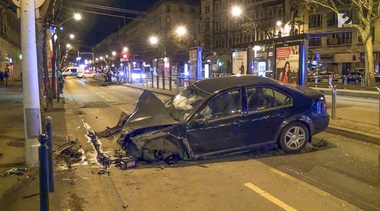A Harminckettesek terén a szemből érkező autó felrohant a kép jobb oldalán lévő villamosmegállóba, ott gázolt halálra egy 23 éves lányt. Az olasz sofőr ittasan vezette autóját, a rendőrség őrizetbe vette / Fotó: TV2