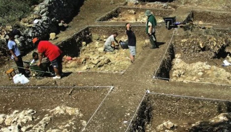 Ekipa grčkih arheologa sondira teren palate