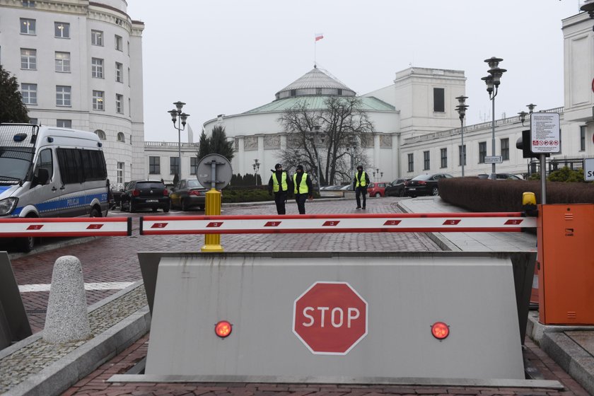 Policja ogrodziła Sejm! Tak bronią się przed protestującymi