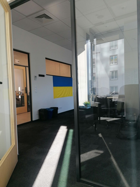 Ukraińska flaga w tymczasowym biurze Adventurers for Change