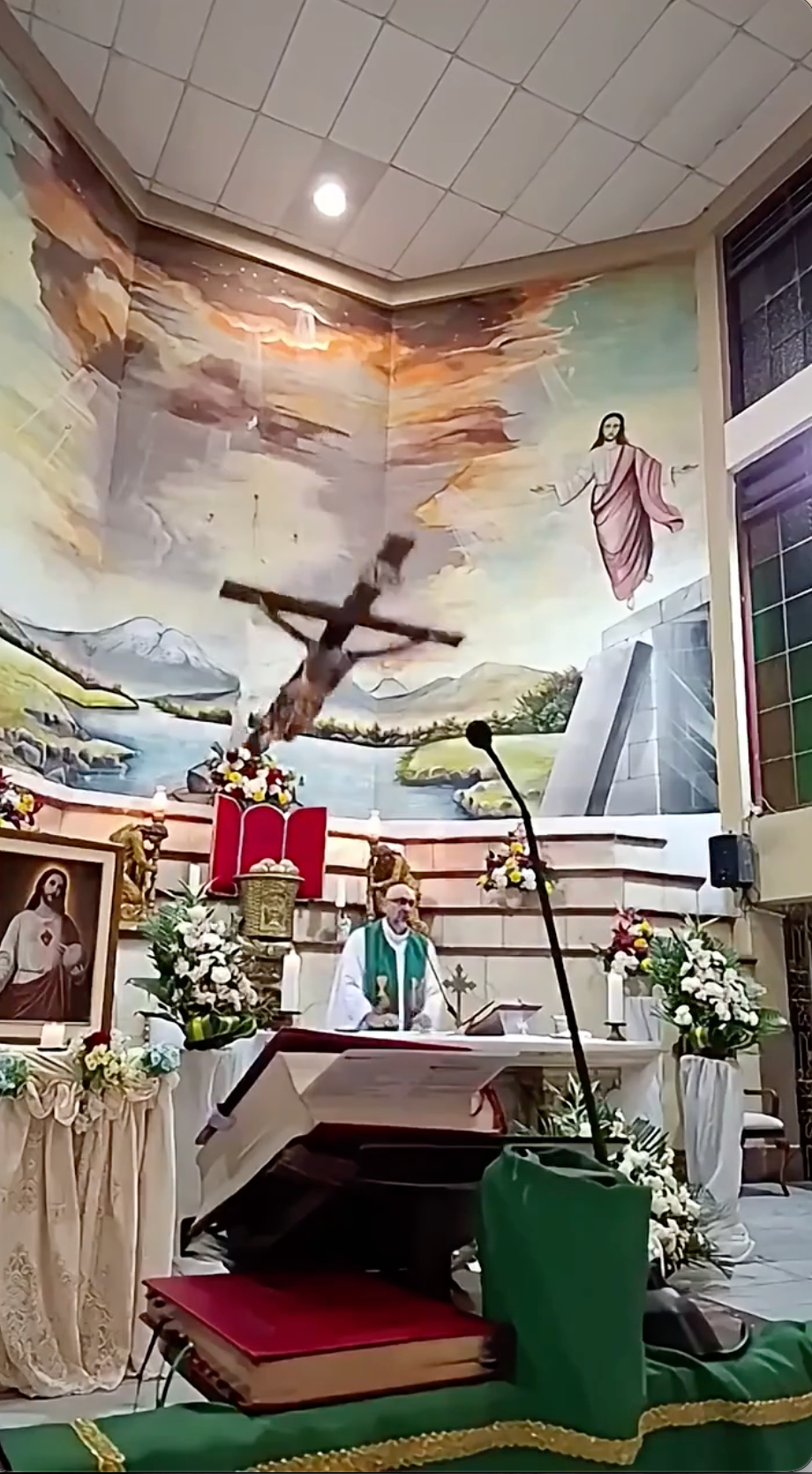 Kríž sa zrútil na kňaza počas omše.