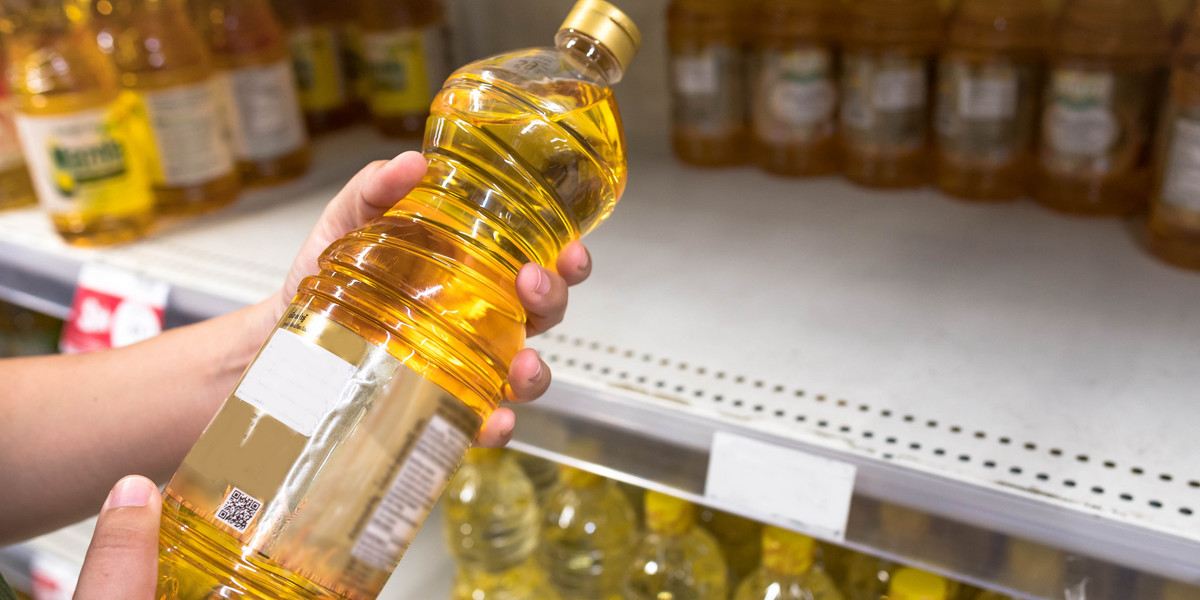 Ceny oleju w sklepach bija kolejne rekordy. W ciągu roku litr Oleju Kujawskiego podrożał o 100 procent.