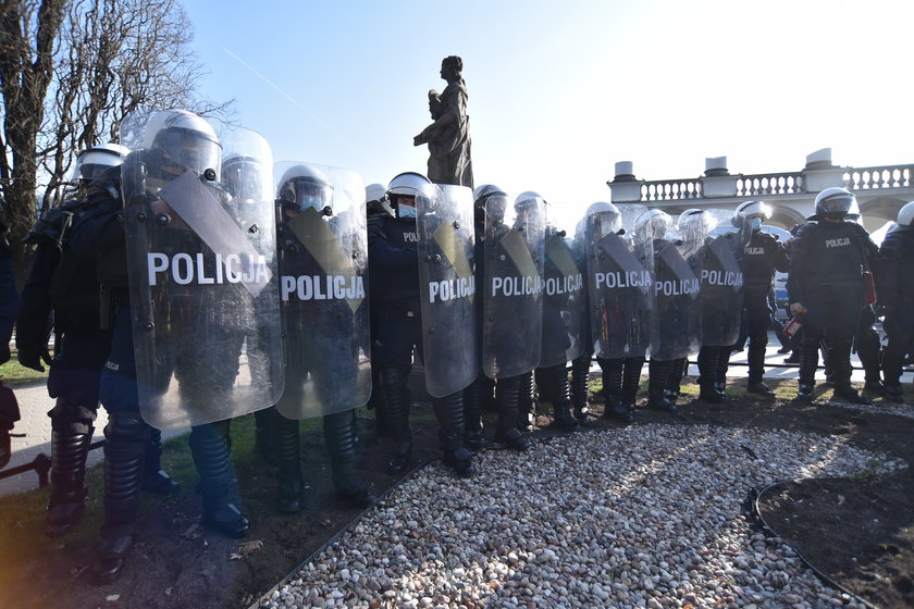 Tak policja przygotowała się na obchody 11. rocznicy katastrofy smoleńskiej