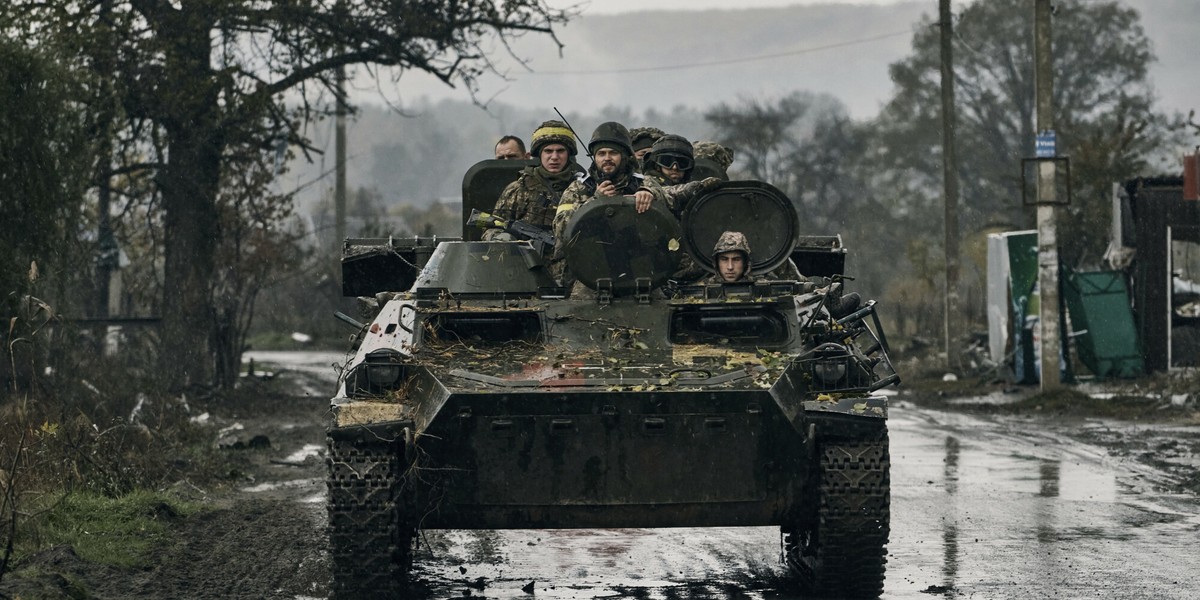 Polska haubica AHS Krab ostrzeliwuje pozycje rosyjskie w obwodzie donieckim w Ukrainie, 20 października 2022 r.