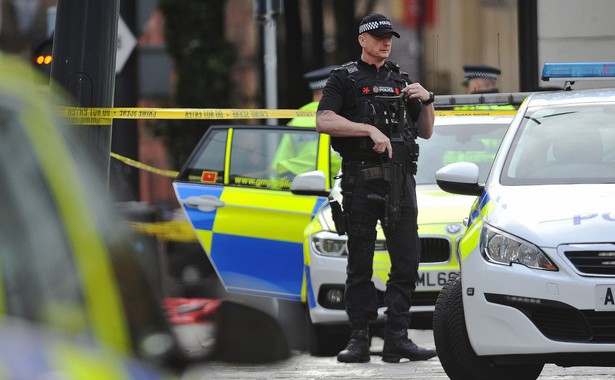 Atak w centrum handlowym w Manchesterze. "Biegał z nożem, atakując wielu ludzi"