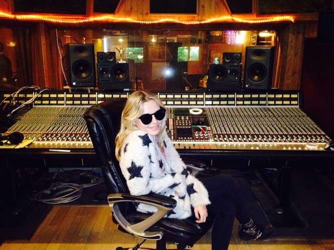 Grace McKagan debiutuje