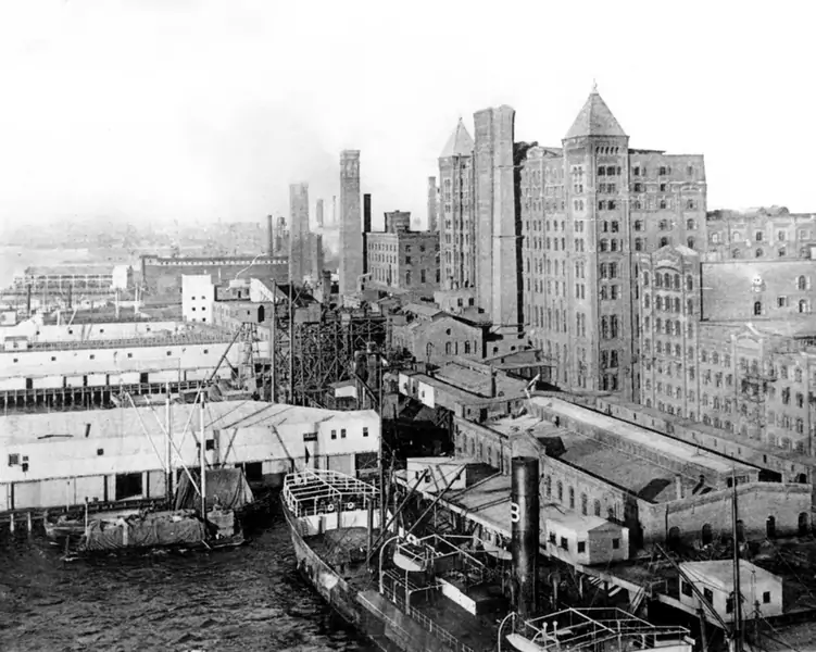 Kompleks American Sugar Refinery Company przy Kent Avenue w Williamburgu na Brooklynie, który wyrósł z zakładu Havemeyer and Elder odbudowanego po niszczycielskim pożarze w 1881 roku.  (Zdjęcie: NY Daily News Archive za pośrednictwem Getty Images)