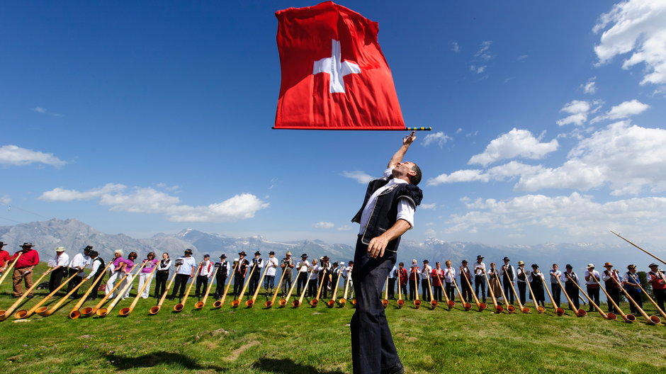Koncert 150 rogów alpejskich podczas festiwalu w Nendaz w Szwajcarii 
