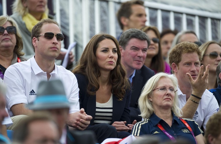 Kate Middleton, książę William oraz książę Harry dopingują księżniczkę Zarę podczas olimpiady w Londynie. Zara Phillips startowała we wszechstronnym konkursie konia wierzchowego.