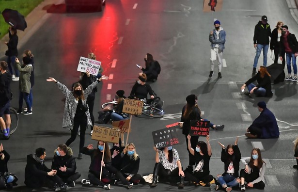 Uczestnicy protestu przeciwko wyrokowi Trybunału Konstytucyjnego, zaostrzającemu prawo aborcyjne, blokują ulice Wrocławia