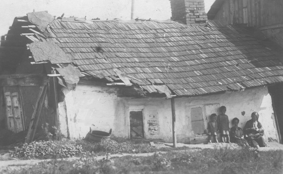 Widok zewnętrzny walącego się domu bezrobotnych mieszkańców Borysławia. 1929 rok. Źródło Narodowe Archiwum Cyfrowe.