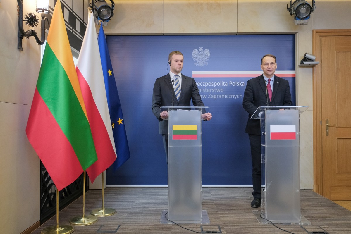 Minister spraw zagranicznych RP Radosław Sikorski oraz minister spraw zagranicznych Litwy Gabrielius Landsbergis podczas konfrencji prasowej, po spotkaniu w Ministerstwie Spraw Zagranicznych w Warszawie