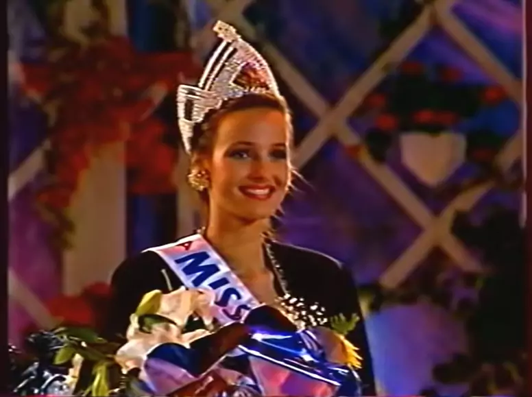Agnieszka Kotlarska koronowana na Miss Polski 1991. Finał konkursu, 19 lipca 1991 roku w Operze Leśnej w Sopocie / printscreen z materiału zamieszczonego na YouTube