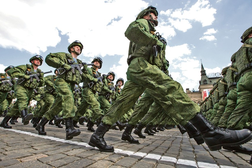 Prošle godine Moskva je održala najveću vojnu paradu do sada u kojoj je učestvovalo 15.000 članova osoblja s više od 200 komada vojne opreme. Na paradi su marširali i srpski vojnici