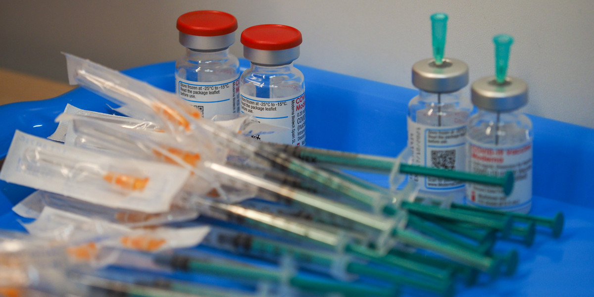 Najwięcej badanych - 41,7 proc. wskazało, że zaszczepiłoby się szczepionką firmy Pfizer