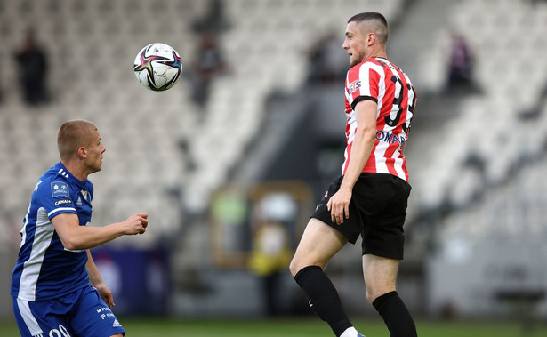 Zawodnik Cracovii Kamil Pestka (P) i Aleksander Pawlak (L) z Wisły Płock podczas meczu 33. kolejki piłkarskiej Ekstraklasy