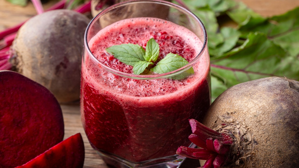 Pohár čerstvo pripraveného nápoja z červenej repy – chutný spôsob, ako podporiť zdravie srdca a znížiť krvný tlak.