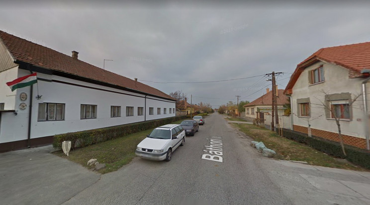 A ceglédi óvodához érkezők rendszeresen a férfi háza elé parkoltak, ebből lett elege /Fotó: Google Maps
