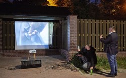 Film Sekielskiego wyświetlony na gdańskiej rezydencji abp Głódzia. W Warszawie policja zabrała Biedroniowi projektor