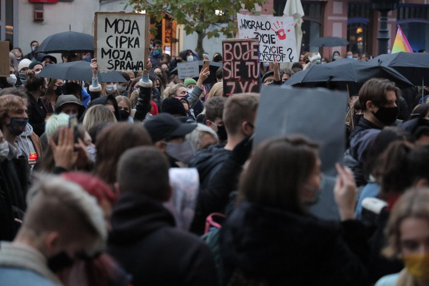 Znicze i ziemia wysypana przed siedzibą PiS