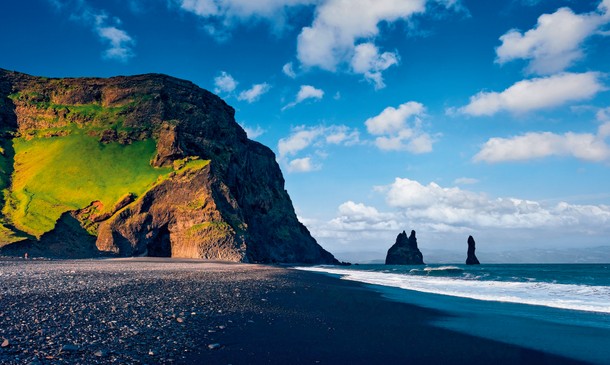 Islandia, czarna plaża Reynisfjara.