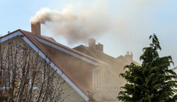 Gigantyczny smog w Krakowie. RCB wysyła alerty, a miasto wprowadza darmową komunikację