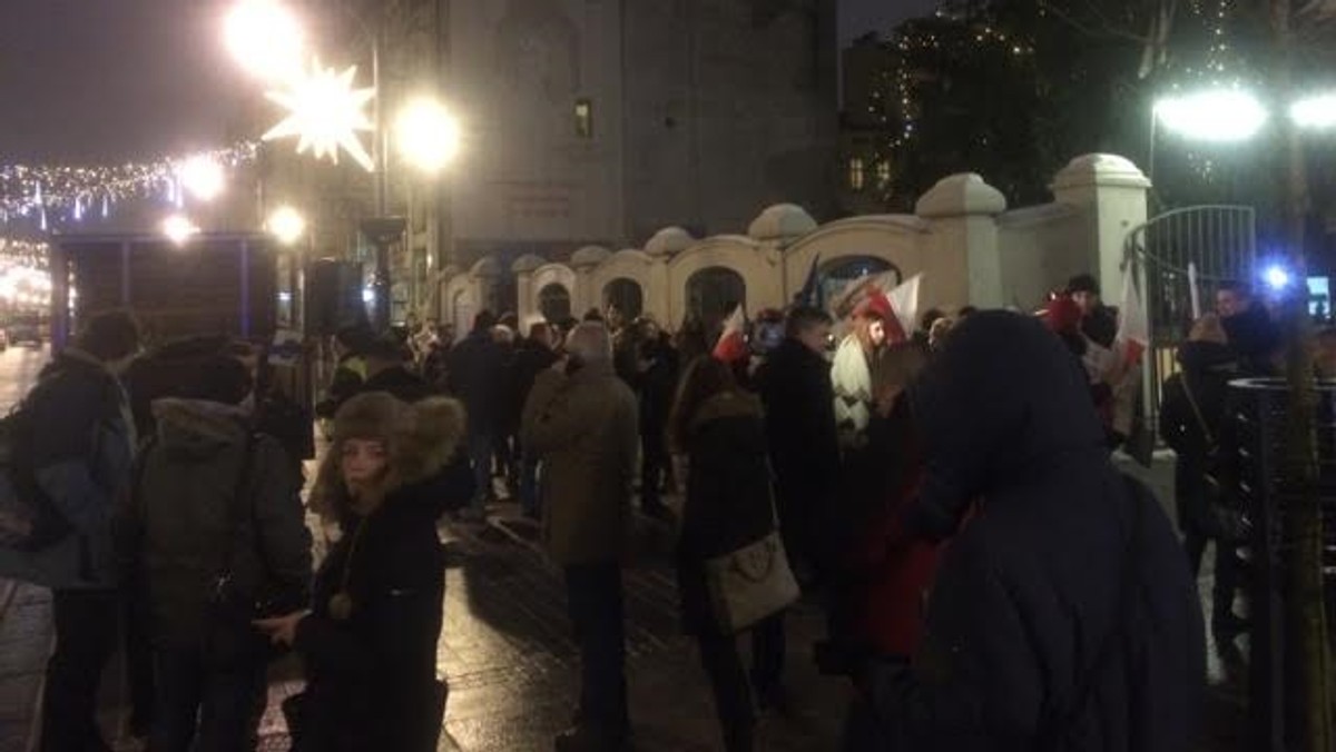 W Łodzi protest studentów ruszył przed biurem PiS-u o godzinie 17. Przy Piotrkowskiej 143 zebrało się jak dotąd, blisko sto osób. - Wciąż czekamy na tych, którzy jeszcze chcieliby do nas dołączyć – mówi Onetowi Alicja Gałkiewicz, studentka Politechniki Łódzkiej i jedna z organizatorek akcji. - Chcemy pokazać, że my, młodzi ludzie nie godzimy się na praktyki, które stosują obecnie rządzący – dodaje.