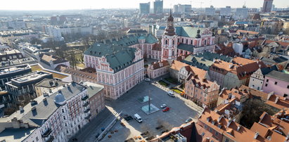 Beton zalał plac Kolegiacki. A miało być zielono!