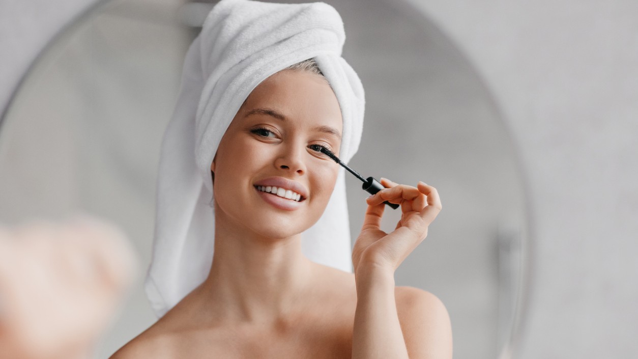 Rýchle a efektívne make-up triky dokážu otvoriť oči a rozžiariť tvár za pár minút. 