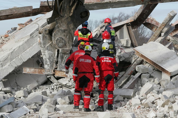 Akcja straży pożarnej na miejscu katastrofy budowlanej