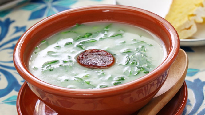 Zupa z jarmużem i chorizo (zdjęcie ilustracyjne)