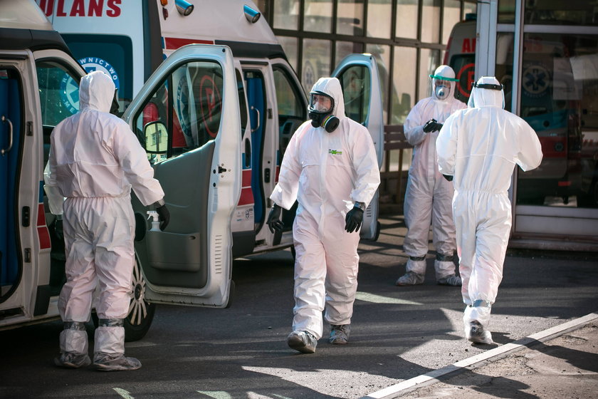 Naukowcy alarmują, że jeśli poluzujemy obostrzenia teraz, równie tragiczna będzie trzecia fala pandemii.