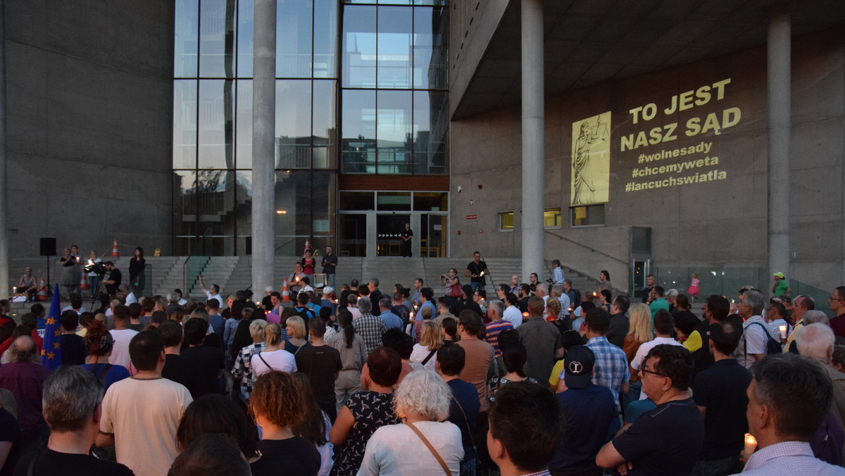 W Katowicach protestujący przeciwko reformie sądownictwa planowanej przez rząd Prawa i Sprawiedliwości musieli przenieść swoje zgromadzenia. Powodem jest brak zgody na zajmowanie placu i schodów przed gmachem Sądu Okręgowego. Śląski KOD taką decyzję wiąże ze zmianą kierownictwa katowickiego sądu, która odbyła się na początku listopada.